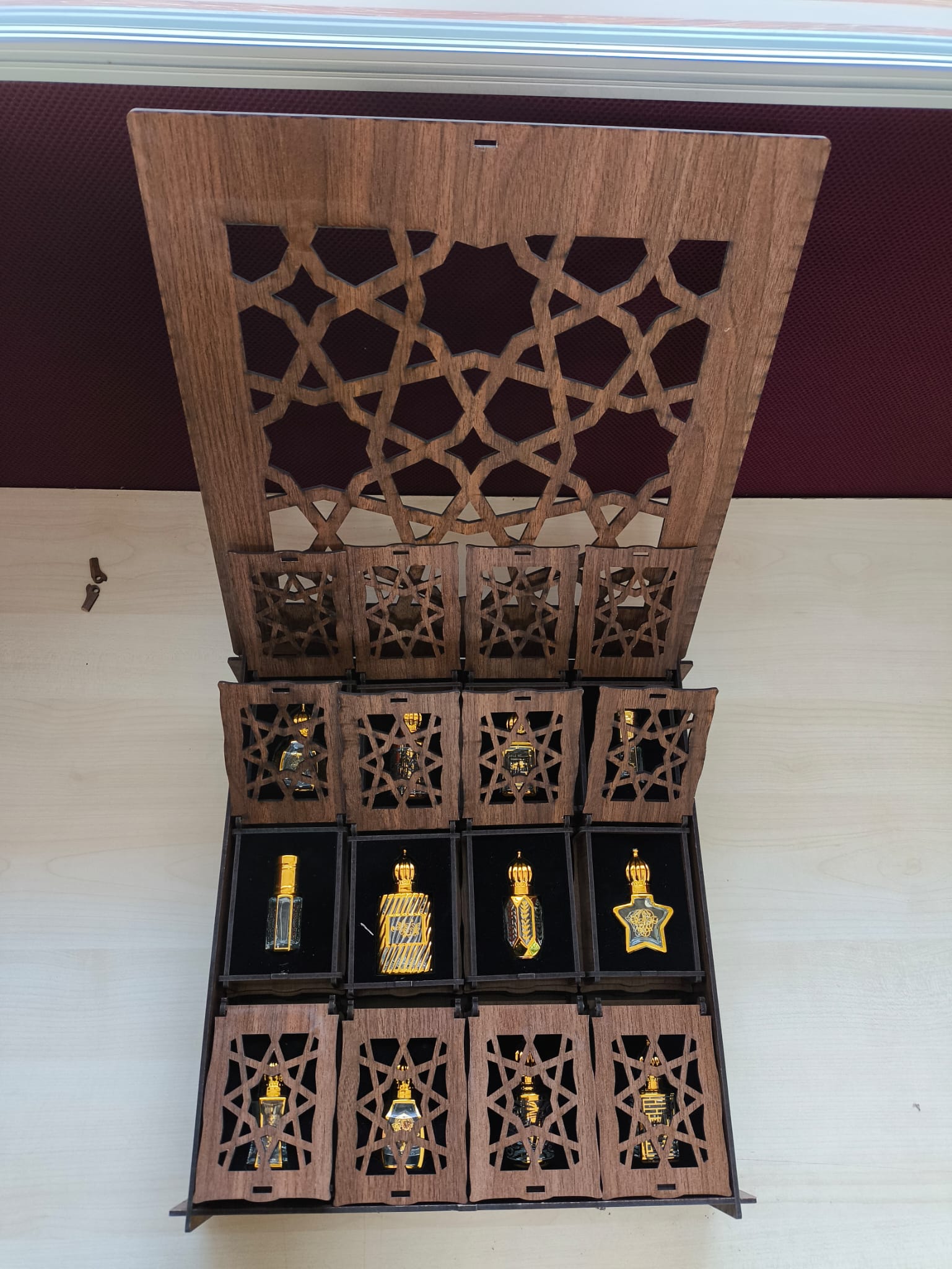 Luxuriöser Parfümduft in einer edlen Flasche in einer Geschenk-Holzbox